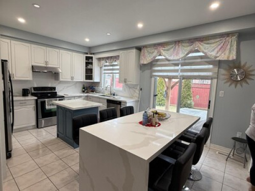 Beautiful, spaceous rooms for rent.