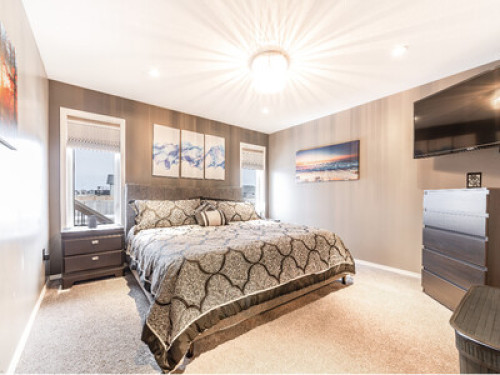 Modern/2bed/garage/King/Queen bed 