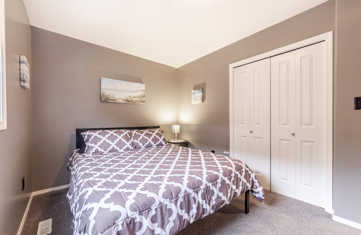  Bedroom 2(Full Room)  -  Modern/2bed/garage/King/Queen bed   - Gallery -  1