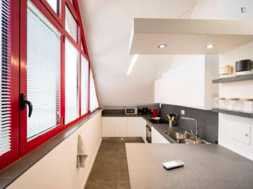 Single bedroom, with private bathroom and balcony, in 3-bedroom apartment - Gallery - 9