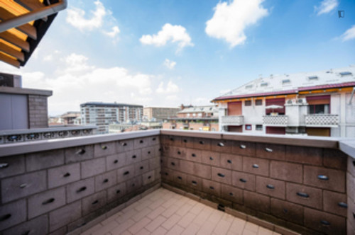 Single bedroom, with private bathroom and balcony, in 3-bedroom apartment - Gallery - 5