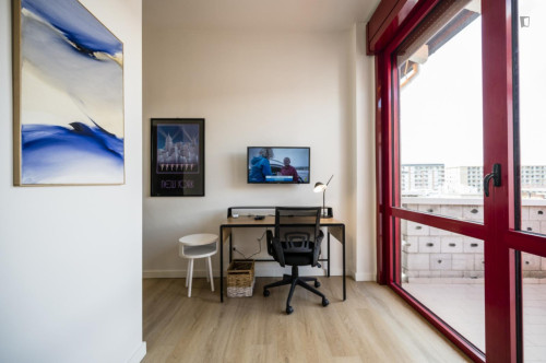 Single bedroom, with private bathroom and balcony, in 3-bedroom apartment