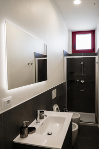 Single bedroom, with private bathroom and balcony, in 3-bedroom apartment - Gallery - 6