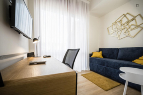 Single bedroom, with private bathroom and balcony, in 3-bedroom apartment
