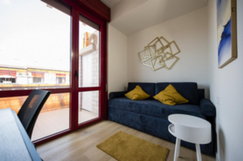 Single bedroom, with private bathroom and balcony, in 3-bedroom apartment