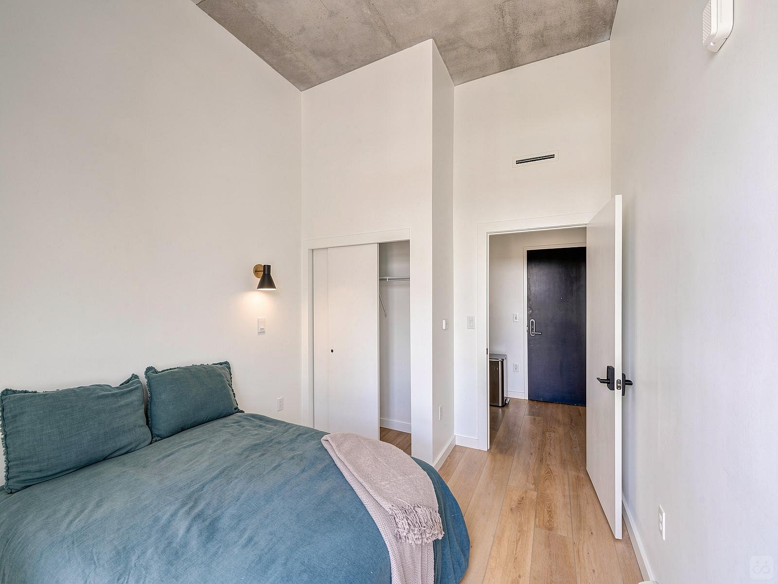  Furnished Room In Shared 3Bd 2Ba  -  Gorgeous 3 bed 2 ba in South End nearby New Bern Station  - Gallery -  36