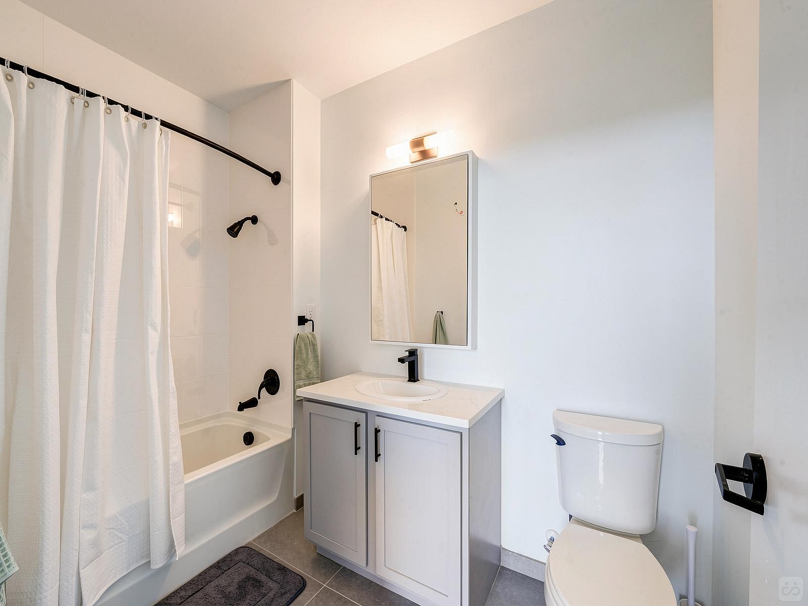  Ensuite Furnished Room In Shared 3Bd 2Ba  -  Gorgeous 3 bed 2 ba in South End nearby New Bern Station  - Gallery -  29