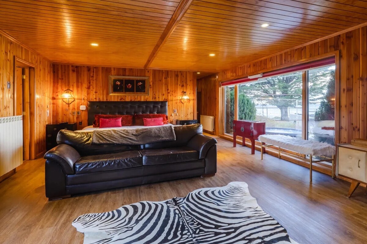 Master Bedroom(Full Room) - Epic House Strait of Magellan View - Gallery - 1