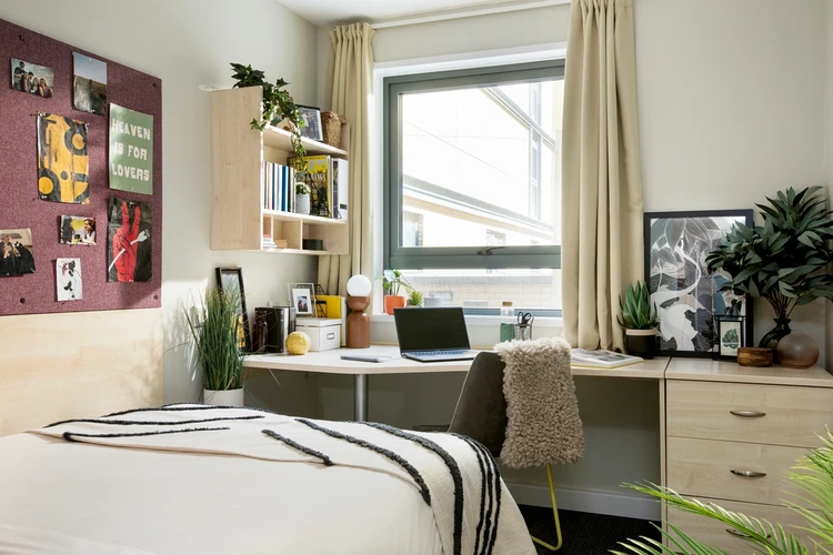  Large High Double En-Suite: Three Bedroom Flat  -  Blithehale Court Unite  - Gallery -  2