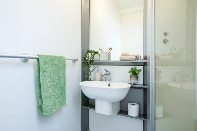  Large Standard Double En-Suite: Three Bedroom Flat  -  Blithehale Court Unite  - Gallery -  2