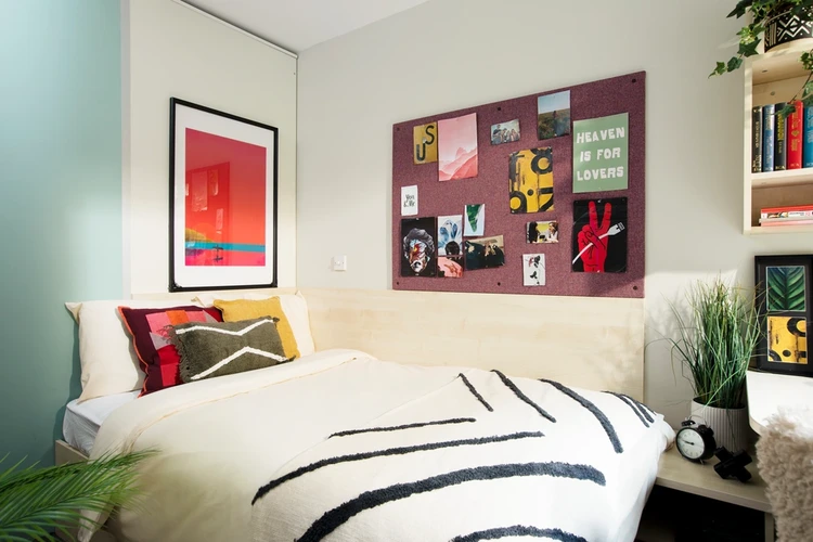  Large Standard Double En-Suite: Three Bedroom Flat  -  Blithehale Court Unite  - Gallery -  1