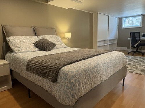 Cozy Retreat; Trendy Neighbourhood - Gallery - 9