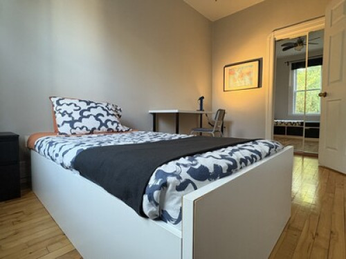 Cozy Retreat; Trendy Neighbourhood - Gallery - 6