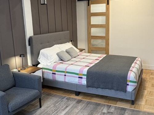 Cozy Retreat; Trendy Neighbourhood - Gallery - 10