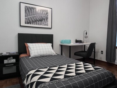 Cozy Retreat; Trendy Neighbourhood