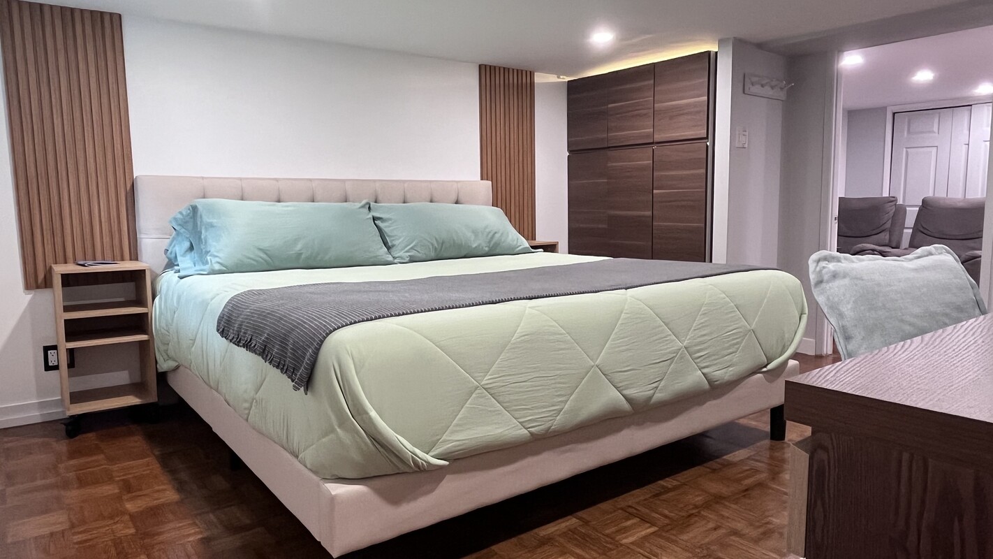  Timber Room(Full Room)  -  Cozy Retreat; Trendy Neighbourhood  - Gallery -  1