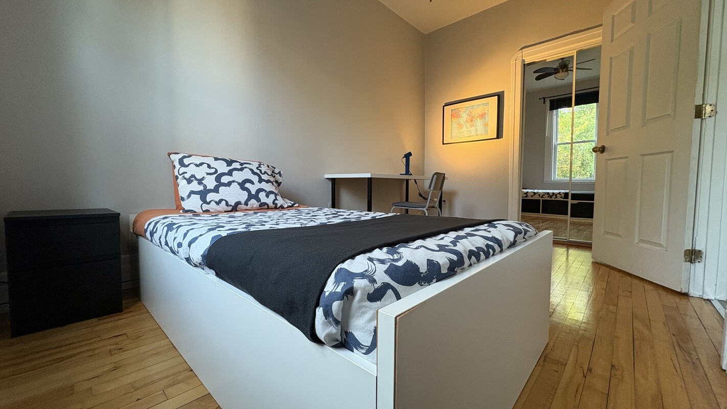  World Room(Full Room)  -  Cozy Retreat; Trendy Neighbourhood  - Gallery -  1