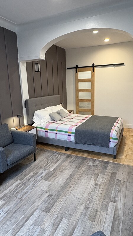  Suite, Lounge And Walk-In Closet (Full Room)  -  Cozy Retreat; Trendy Neighbourhood  - Gallery -  1