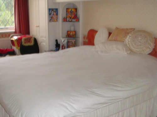 WEST EWELL ROOM TO SHARE IN HOUSE