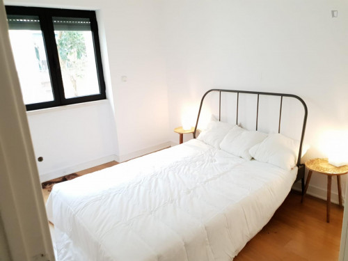 Welcoming double bedroom in a student flat, in São Bento - Gallery - 9