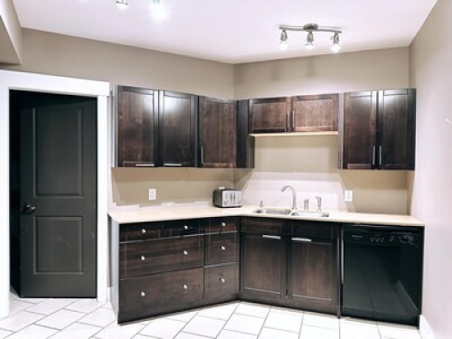 Private 1BR Suite w Kitchen/laundry