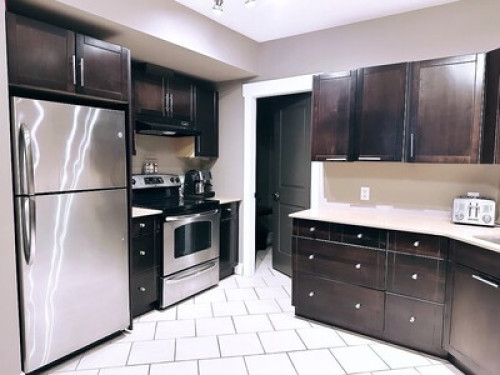 Private 1BR Suite w Kitchen/laundry
