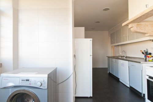 Homely double bedroom near Anjos metro station - Gallery - 10