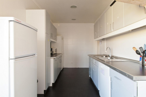Homely double bedroom near Anjos metro station - Gallery - 19