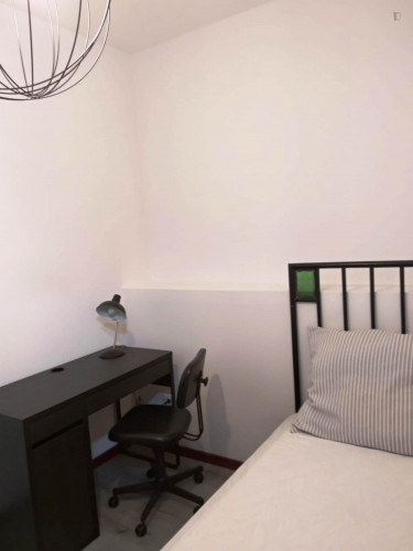 Cosy single room in a students apartment in Paranhos, with garden. - Gallery - 5