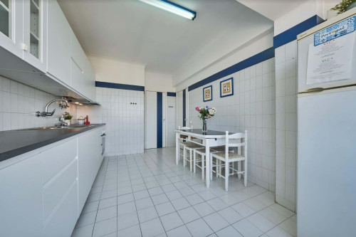 Spacious apartment with sea view in Costa da Caparica