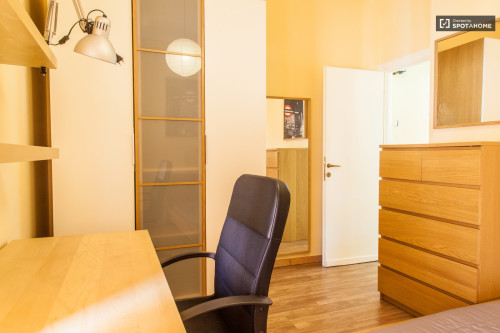 Comfy double bedroom with Balcony near Jonio metro station (room 4)