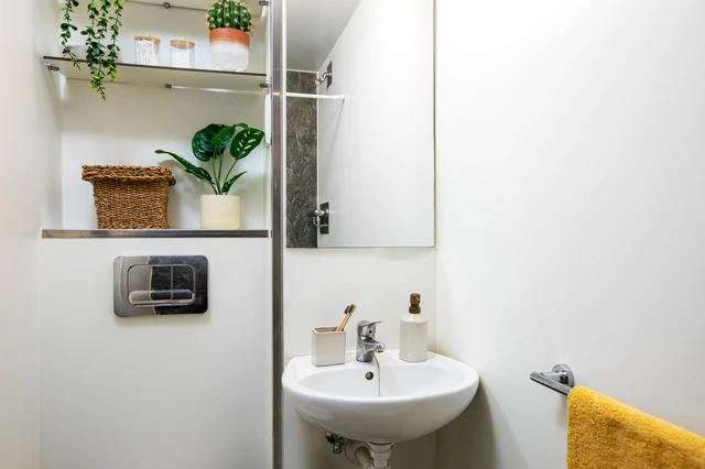 Large High Double En-Suite - Quantum Court - Gallery - 2