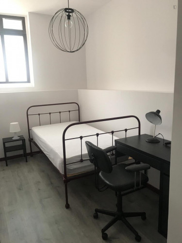 Snug single bedroom in Paranhos - Gallery - 6