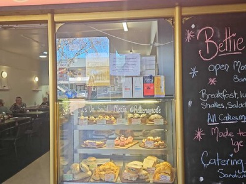 Lovely home near shopping centre 