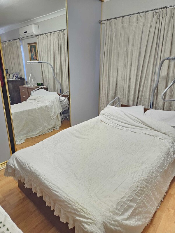Bedroom 3 Antique Furniture(Full Room) - Lovely home near shopping centre - Gallery - 1