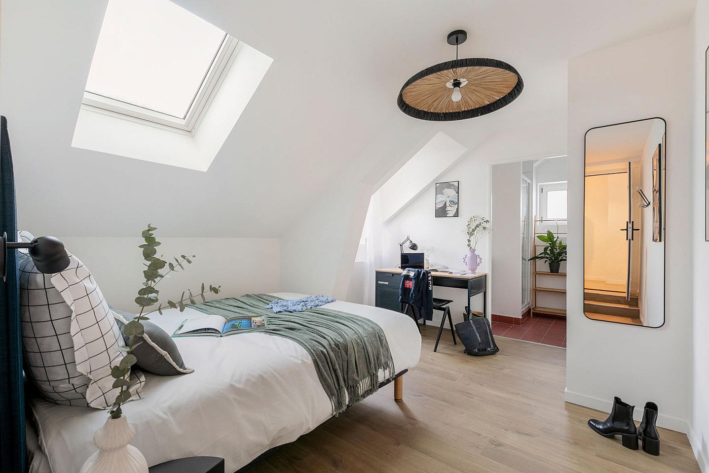 Essential Room - Vibrant Stunning House w/ Gym near Jardins d'Eole - Gallery - 17