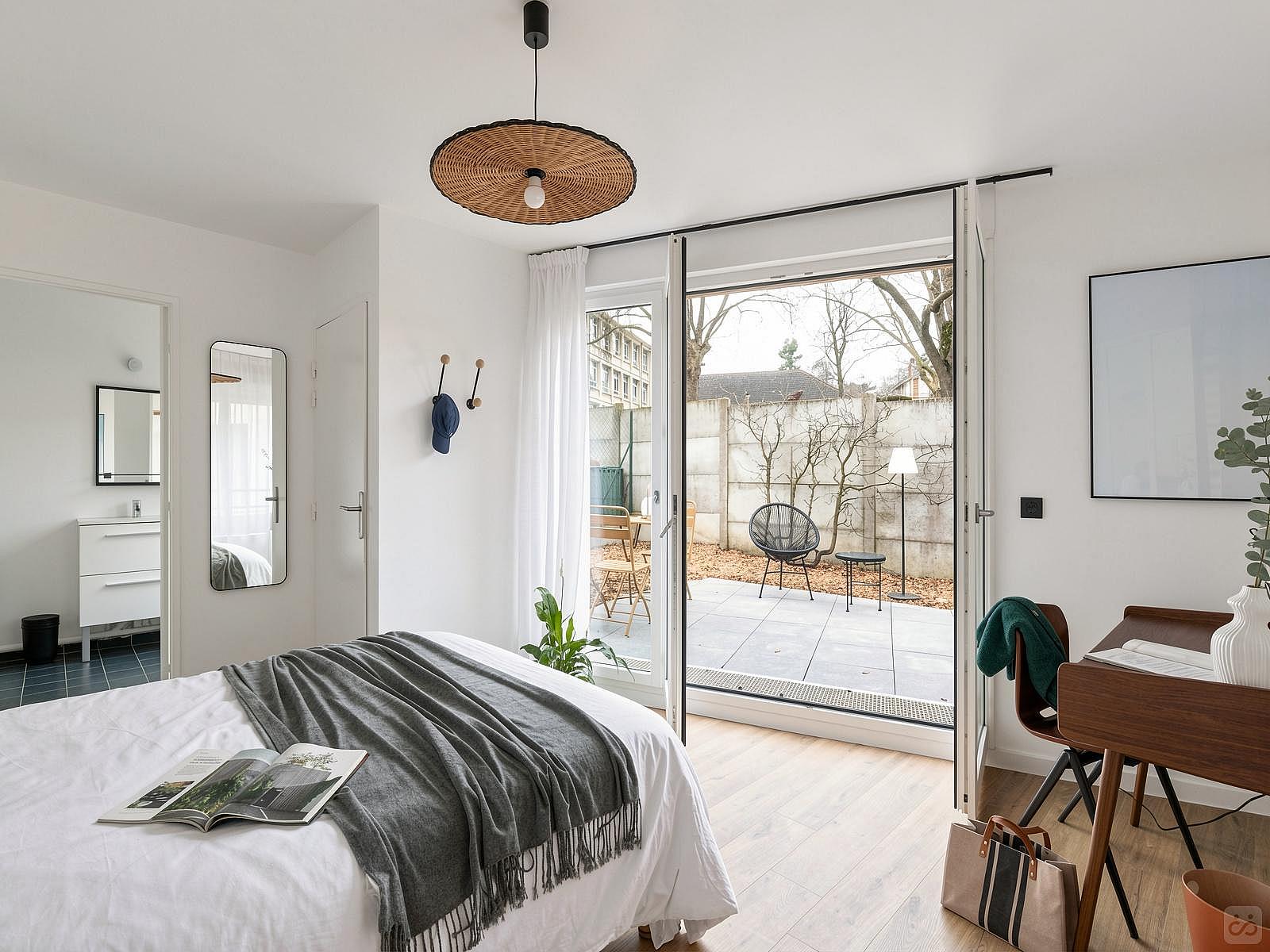 Essential Room - Vibrant Stunning House w/ Gym near Jardins d'Eole - Gallery - 4