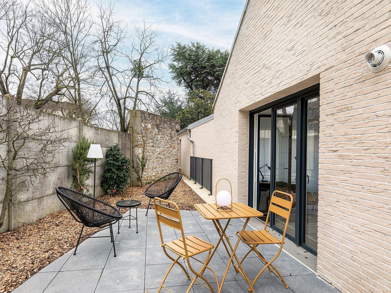 Essential Room - Vibrant Stunning House w/ Gym near Jardins d'Eole - Gallery - 10