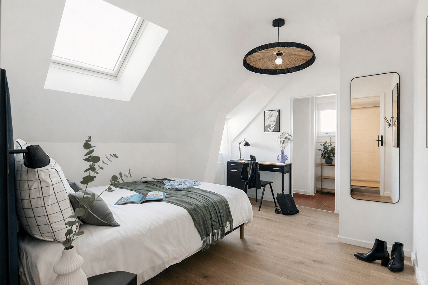 Essential Room - Vibrant Stunning House w/ Gym near Jardins d'Eole - Gallery - 5