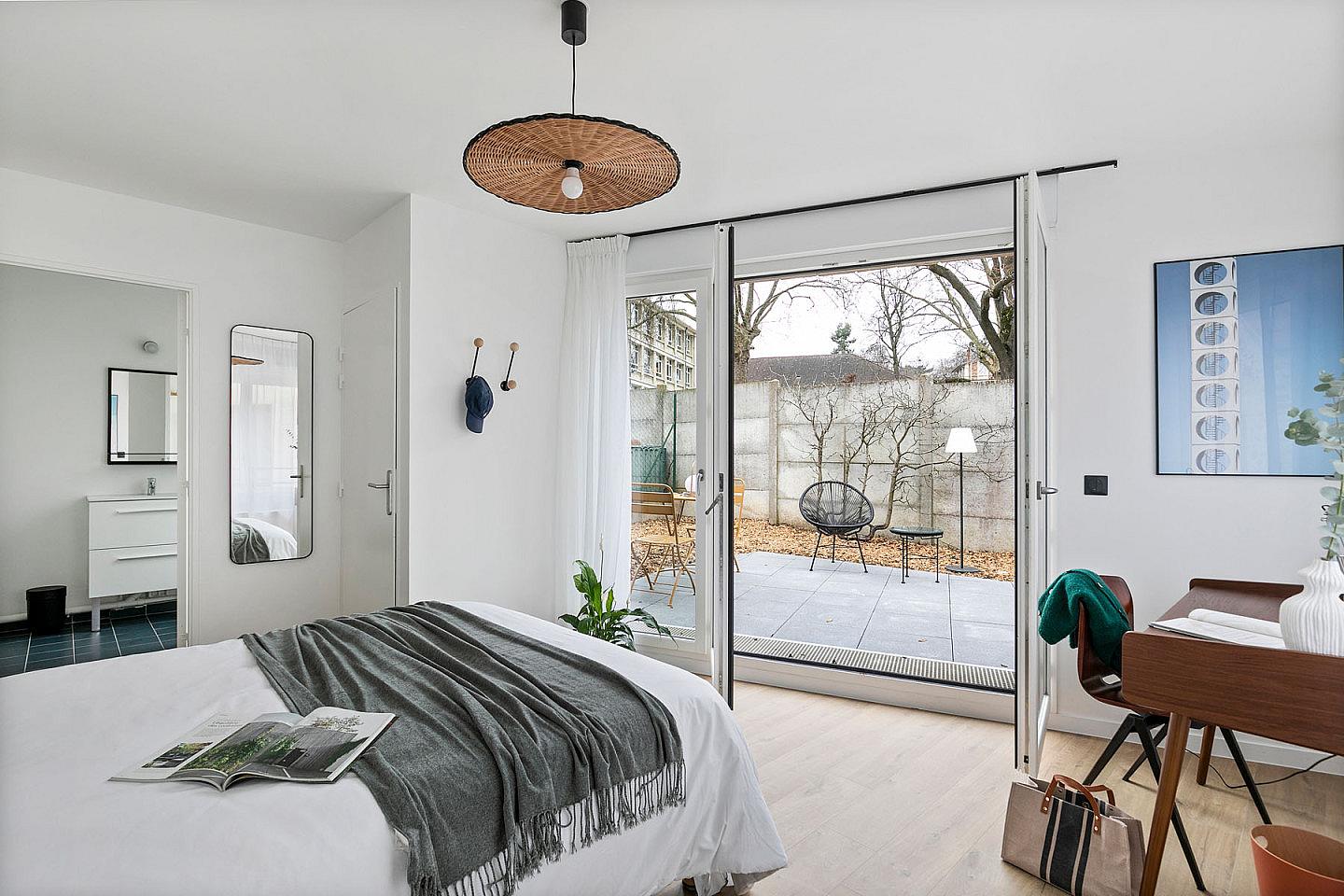 Classic Room - Vibrant Stunning House w/ Gym near Jardins d'Eole - Gallery - 21