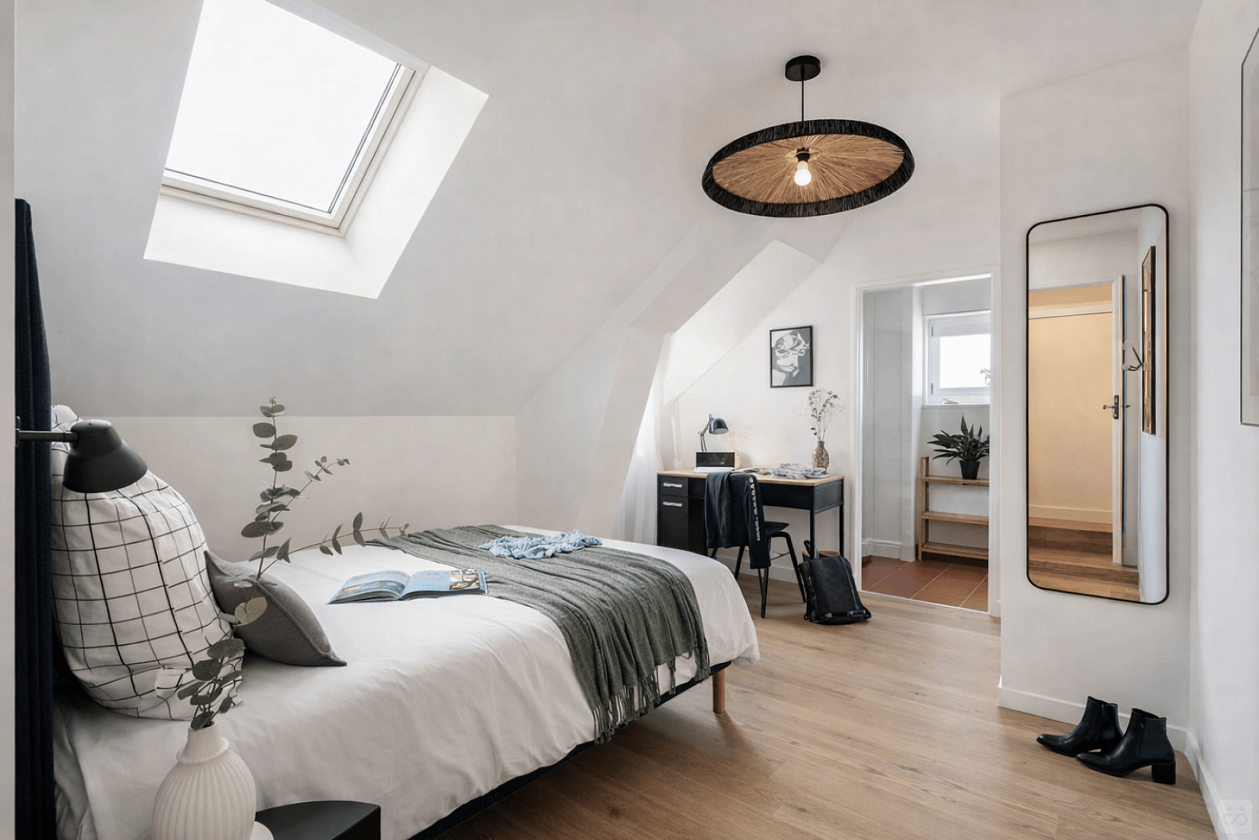  Classic Room  -  Vibrant Stunning House w/ Gym near Jardins d'Eole  - Gallery -  4