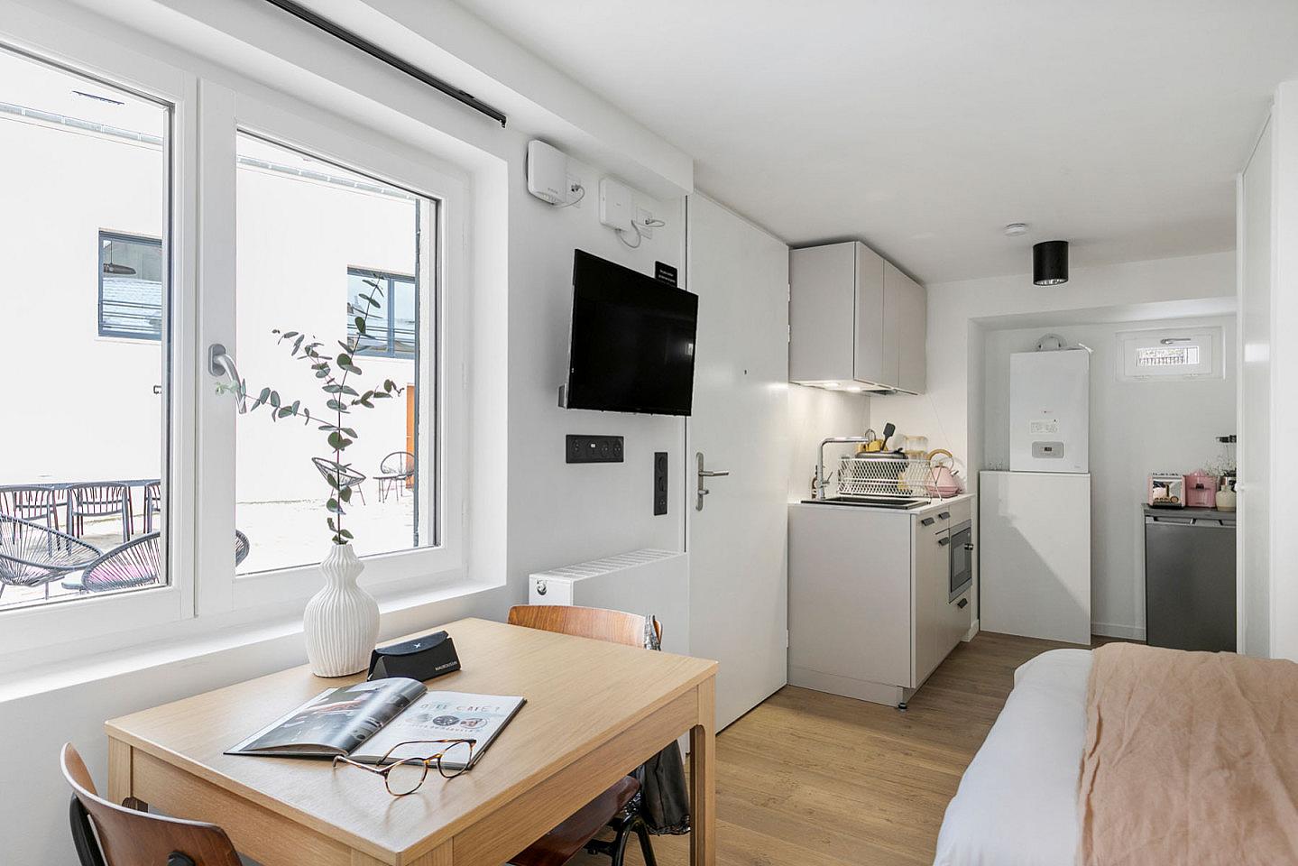 Comfort Room - Vibrant Stunning House w/ Gym near Jardins d'Eole - Gallery - 1