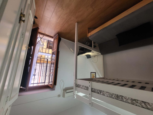 Room in Calle Bailén, Sevilla for 75 m² with 2 bedrooms