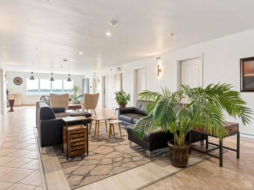 Stunning Bright Apt. w/ Amazing View nearby Roger Guilbault Park Apartment