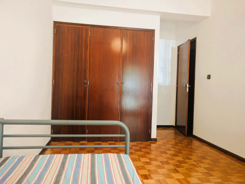 Room in a 4-bedroom apartment in Rua Doutor Manuel Lopes Louro, Castelo Branco