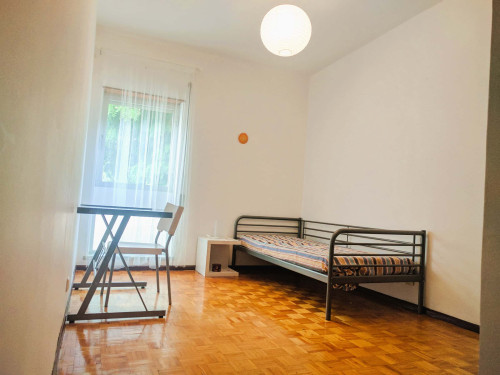 Room in a 4-bedroom apartment in Rua Doutor Manuel Lopes Louro, Castelo Branco