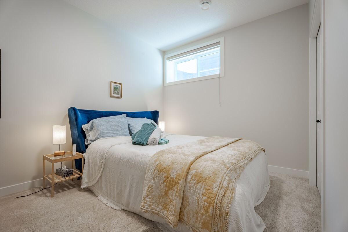 Luxe Room With Queen Bed(Full Room) - Luxe Retreat in South Calgary - Gallery - 1