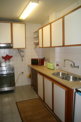 Homely double bedroom in busy Campanhã