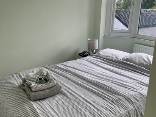  Bright room near park and ride