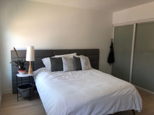 Clean, New, Amazing Views, near SFU
